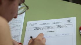 Un estudiante realiza el examen de las Pruebas de Acceso a la Universidad (PAU) 2023. Efe / Biel Aliño