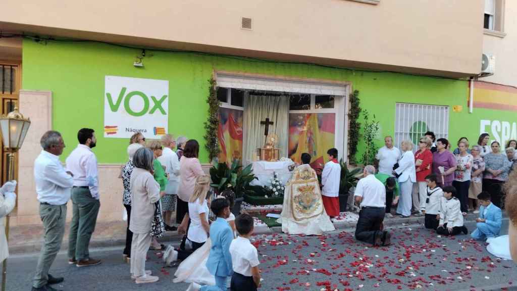 Parada del Corpus en la sede de Vox.