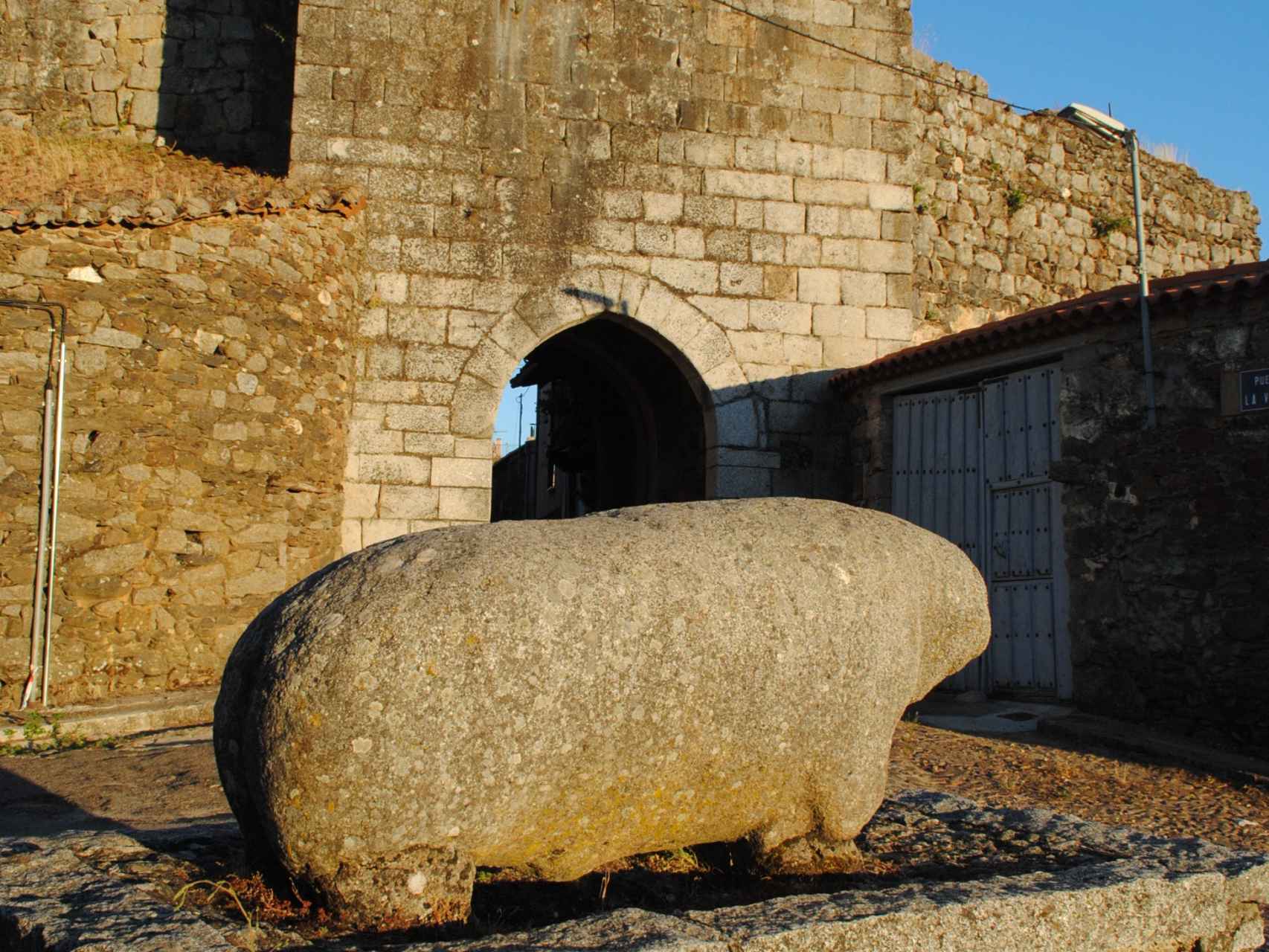 El toro o verraco de Monleón, que lo situa en tiempos prerromanos