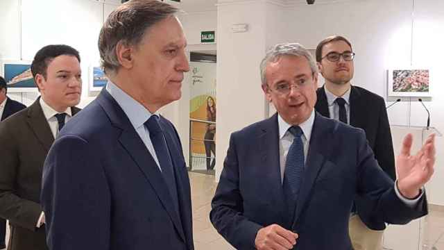 El alcalde de Salamanca, Carlos García Carbayo, y el embajador de Eslovenia en España, Robert Krmelj, han visitado hoy el Espacio Joven del Ayuntamiento