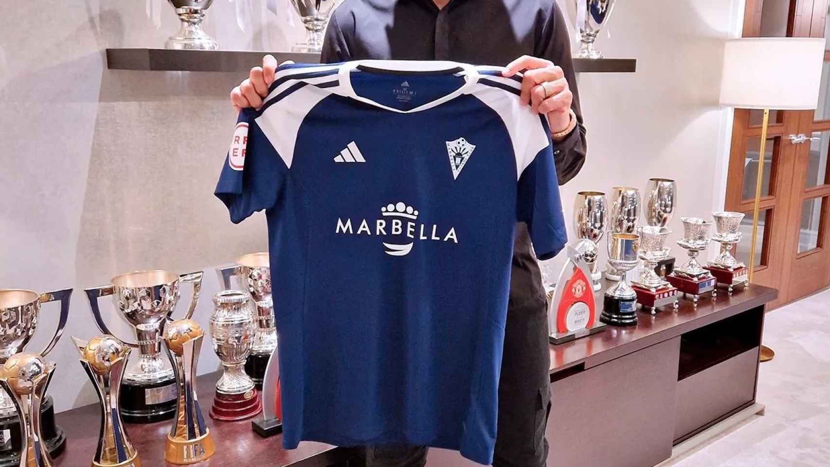 Casemiro con la camiseta del Marbella FC