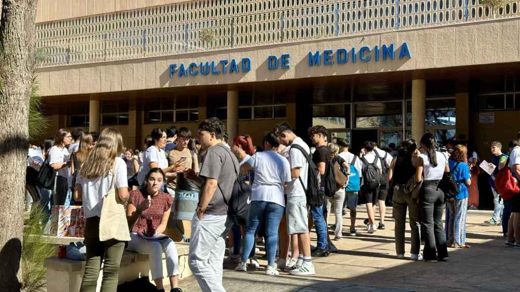 Los alumnos, durante el descanso de las pruebas.