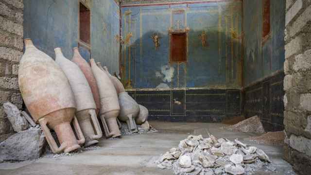 Un 'sacrarium' de paredes azules hallado en Pompeya.