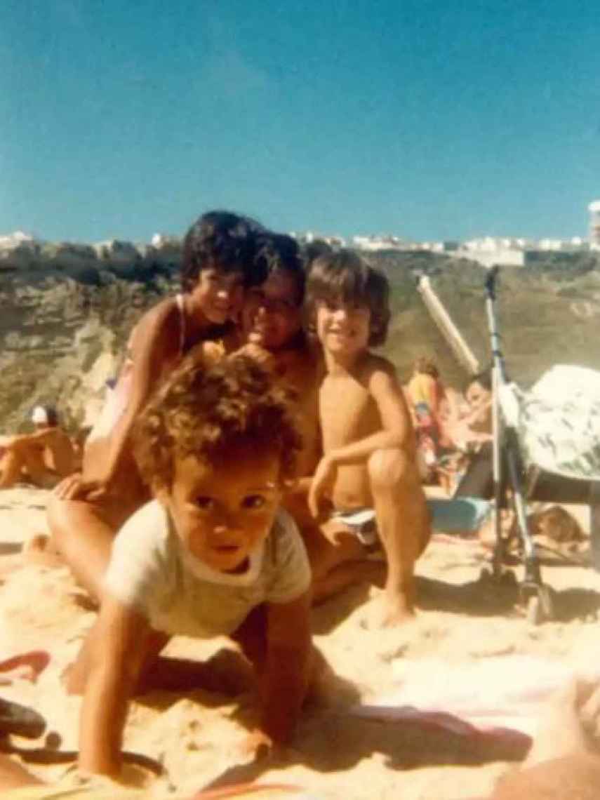 Begoña Villacís junto a su madre y sus hermanos en la playa.