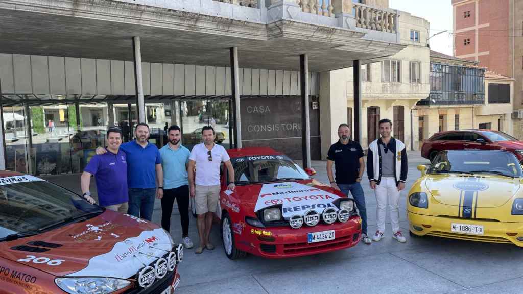 El concejal de Deportes, Jesús Manuel Hernández, y José Andrés Corsino de la Escudería Entresierras Histórico