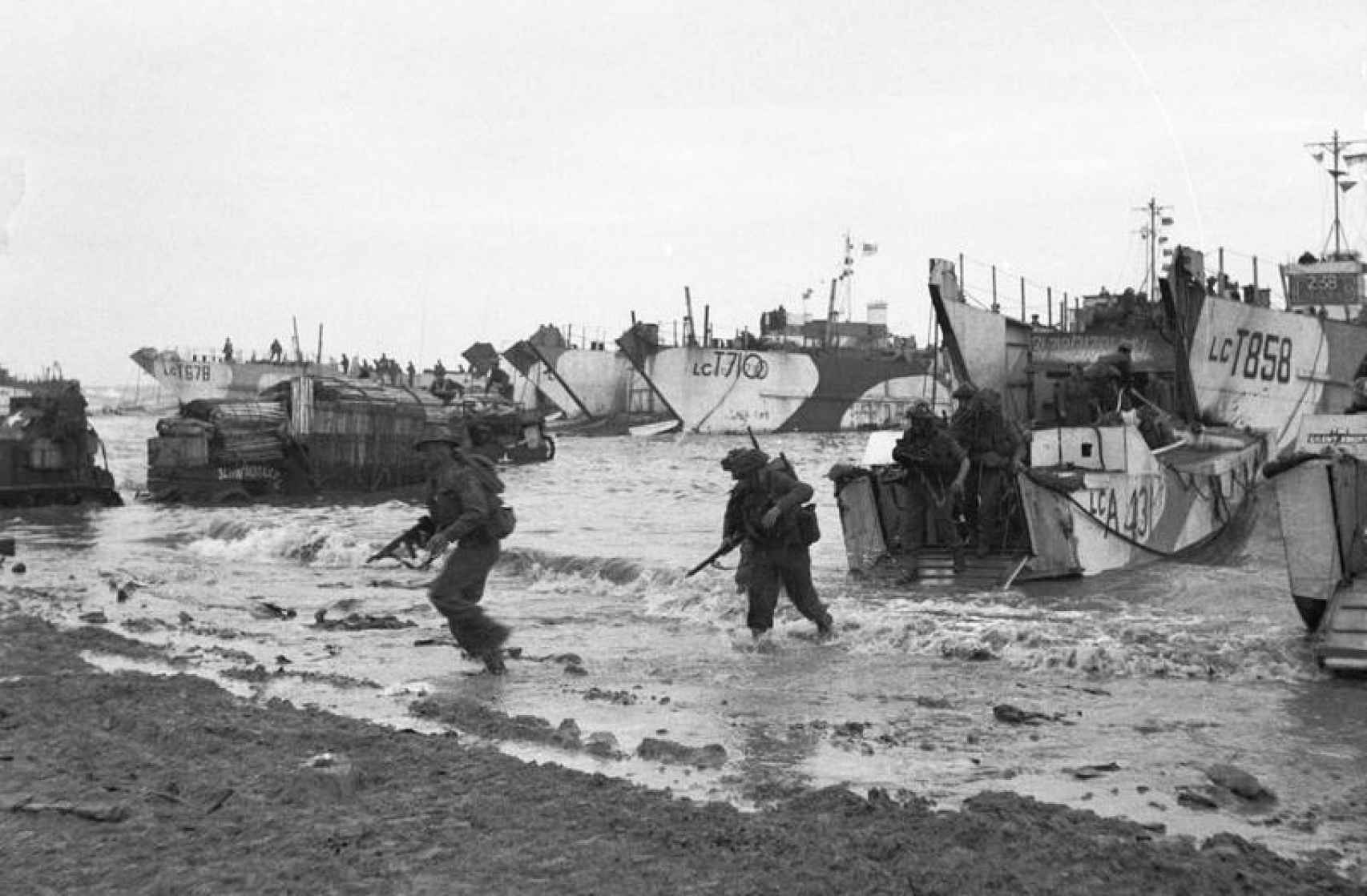 Soldados británicos desembarcando en la playa Gold.