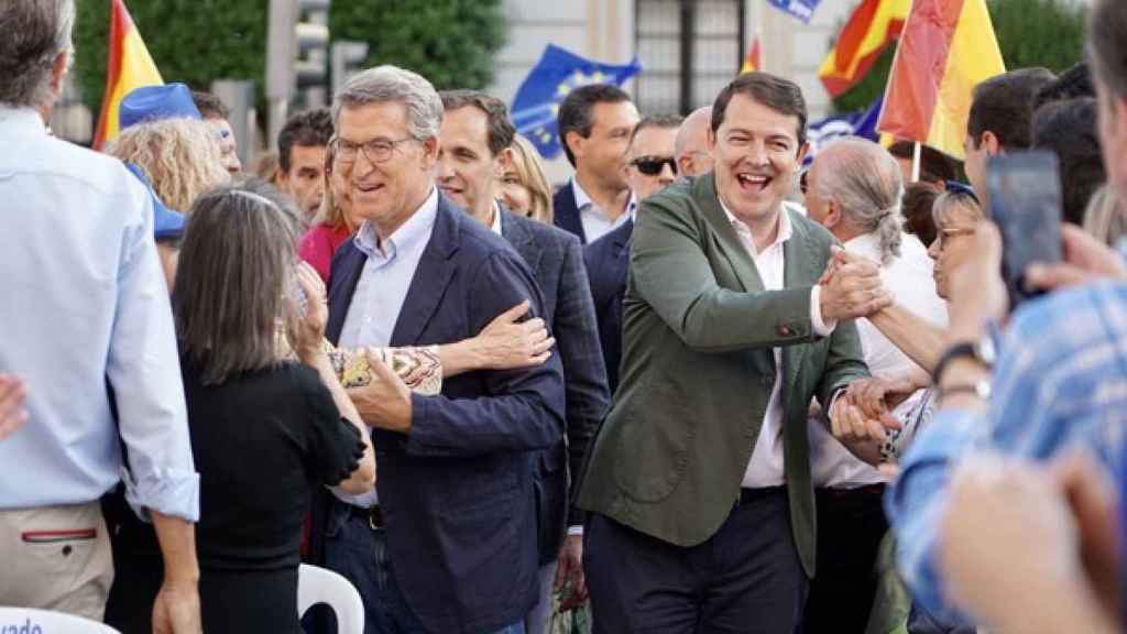 Alberto Núñez Feijóo junto a Alfonso Fernández Mañueco a su llegada a la Plaza de San Pablo