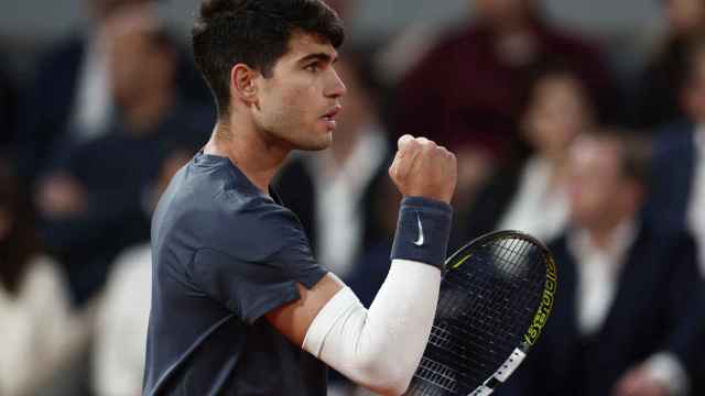 Carlos Alcaraz celebra un punto ante Tsitsipas.