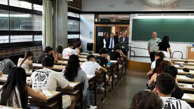 Visita del conseller de Educación, José Antonio Rovira, a una de las aulas donde comenzaba la PAU.
