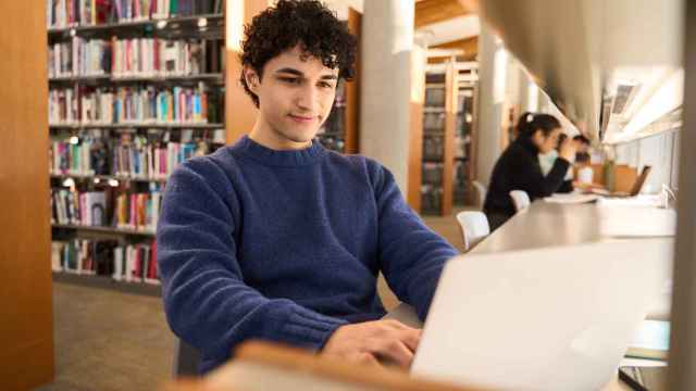 Un estudiante en la biblioteca de una universidad, en una imagen de ShutterStock.