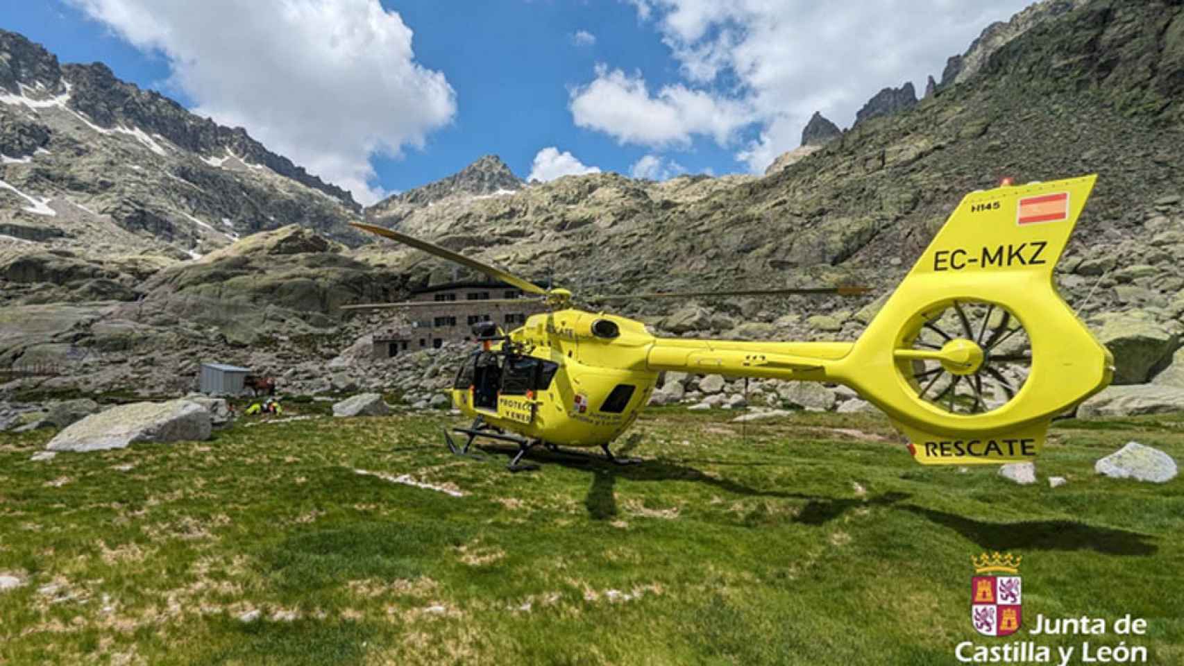 Imagen de un helicóptero en el rescate de la Laguna Grande de Gredos