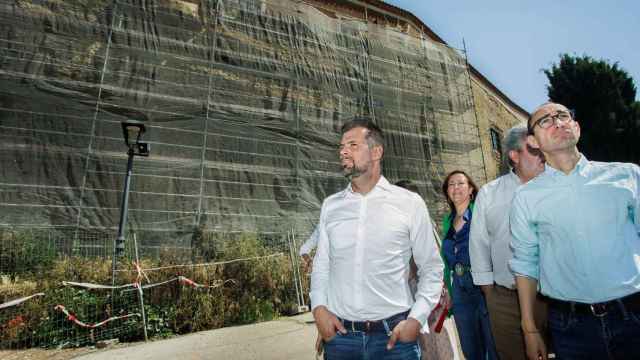 Luis Tudanca visita las obras que se acometen en la muralla de Ciudad Rodrigo con fondos europeos