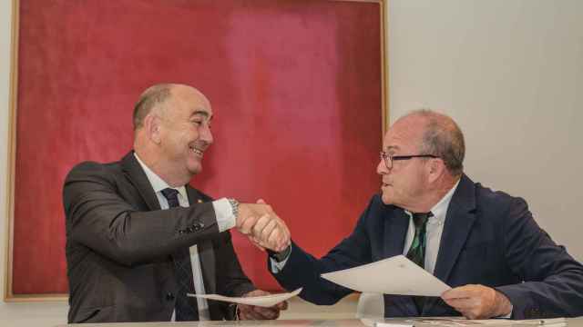 Firma del acuerdo para contemplar las obras de Esteban Vicente en el Hospital General de Segovia