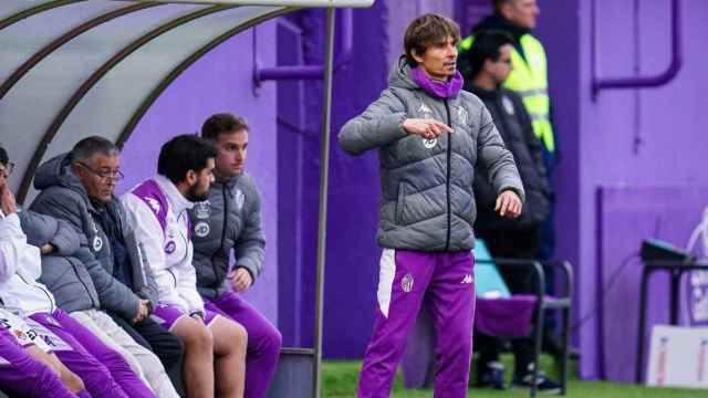 Álvaro Rubio y su cuerpo técnico durante un partido del Real Valladolid Promesas