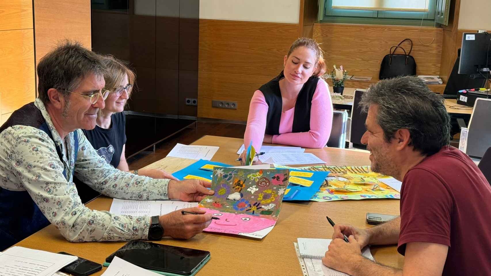 El jurado mirando los cuentos participantes en el XXIII Concurso Literario