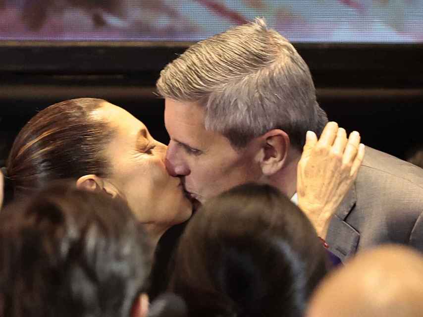 Claudia Sheinbaum besa a su esposo Jesús María Tarriba este lunes en la Ciudad de México.