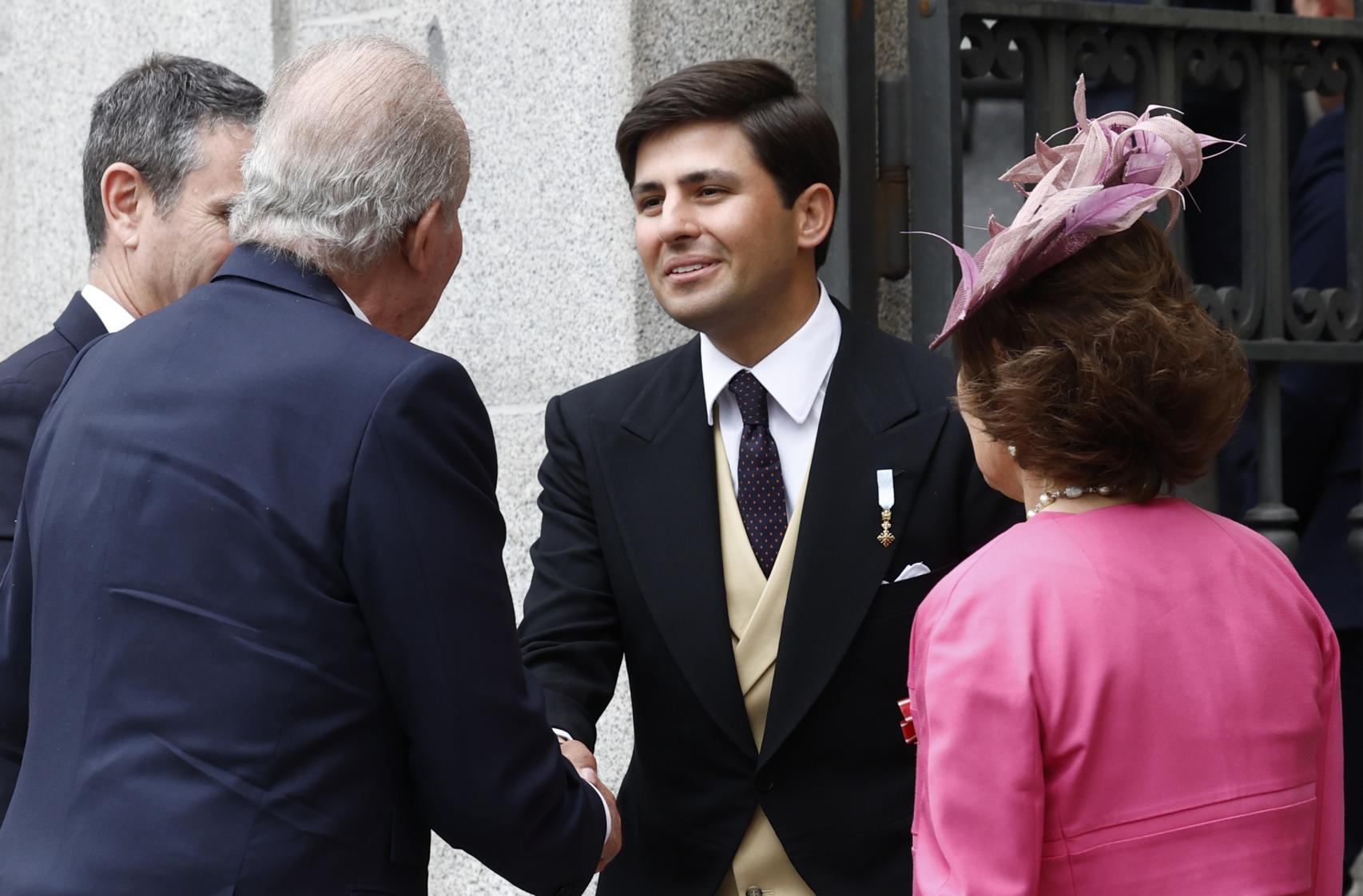 Juan Urquijo saludando al rey Juan Carlos, abuelo de su novia Irene, en la boda de su hermana Teresa Urquijo con José Luis Martínez Almeida.