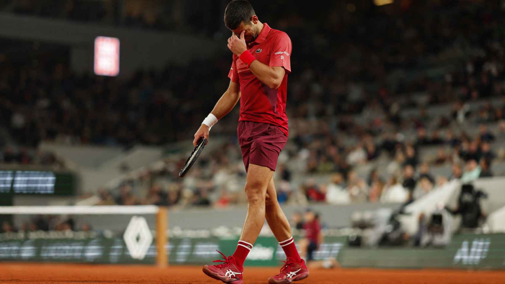 Novak Djokovic, durante su partido de madrugada en Roland Garros