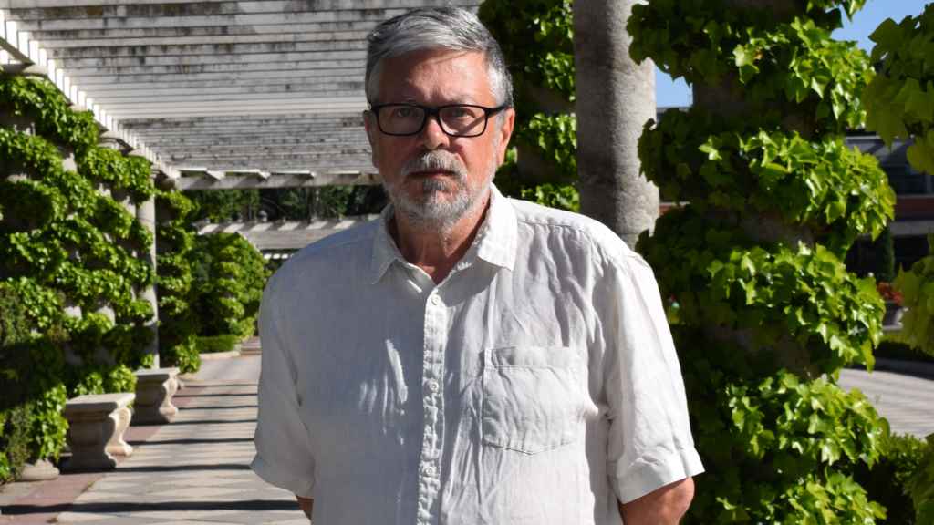 Mijaíl Shishkin en el parque del Retiro, durante la Feria del Libro 2024. Foto: Angelica Rimini