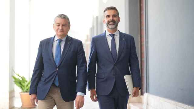 El consejero de la Presidencia, Antonio Sanz, y el portavoz del Gobierno andaluz, Ramón Fernández-Pacheco.