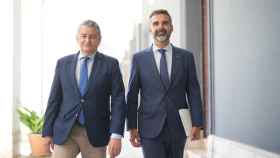 El consejero de la Presidencia, Antonio Sanz, y el portavoz del Gobierno andaluz, Ramón Fernández-Pacheco.