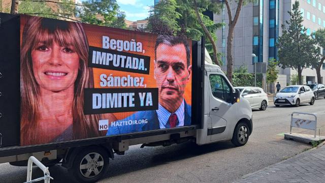 Un camión contratado por Hazte Oír recorre varias calles de Madrid con una pantalla con el rostro de Begoña Gómez.