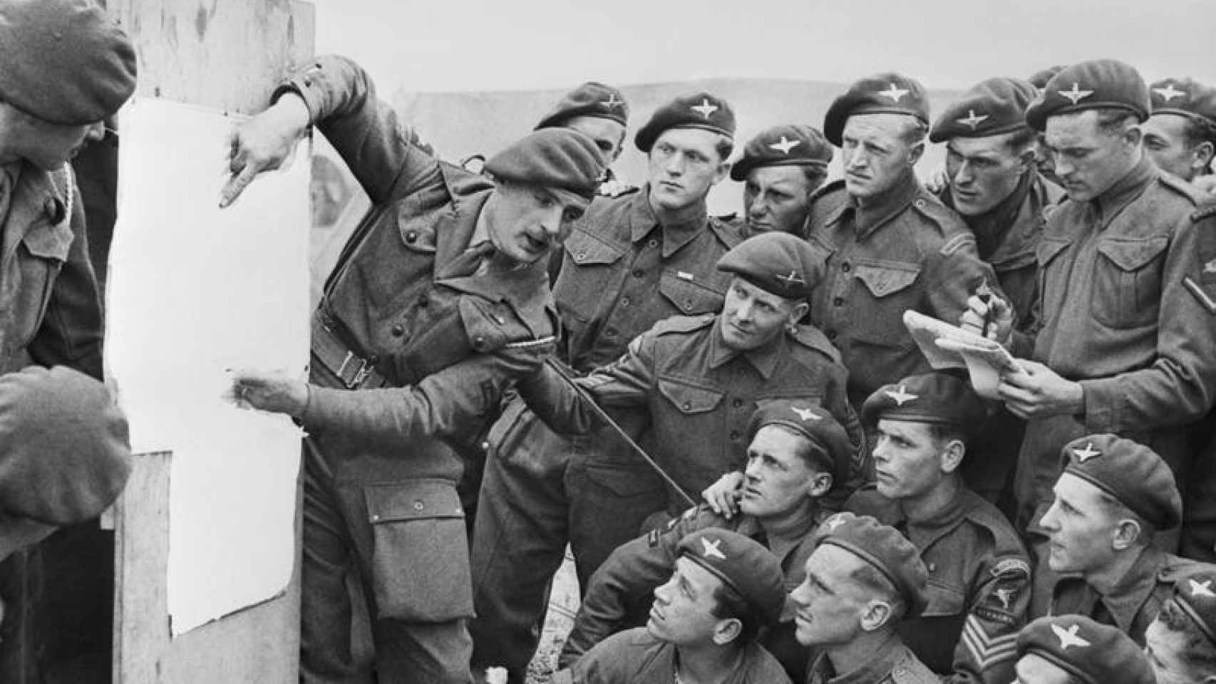 Miembros de la 6.ª División Aerotransportada reciben instrucciones antes de la invasión. 4-5 de junio de 1944.