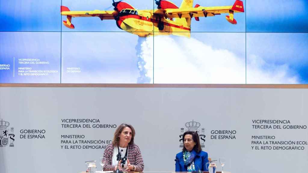 La vicepresidenta tercera y ministra para la Transición Ecológica y el Reto Demográfico, Teresa Ribera (i), junto a la ministra de Defensa, Margarita Robles (d), firman el protocolo para la adquisición de aviones anfibios contra incendios, en la sede del Ministerio.