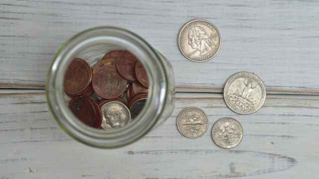 Monedas dentro de un tarro.