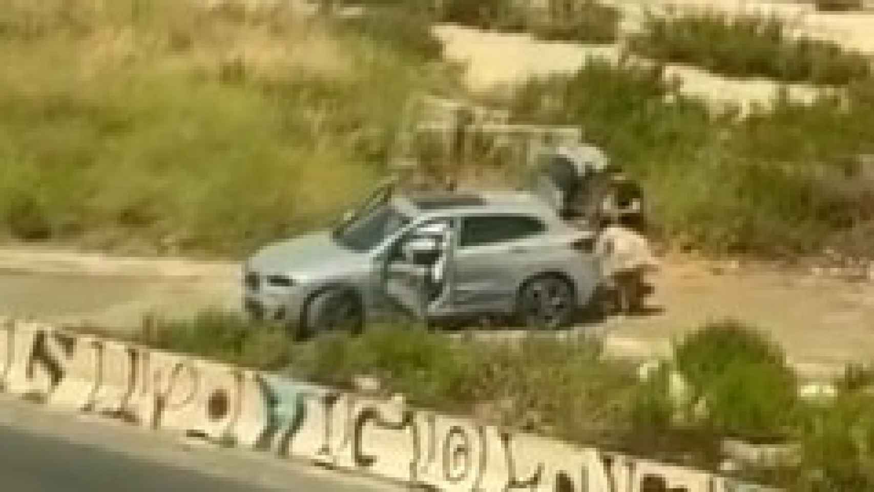La mujer detenida por el asesinato del hermano de Begoña Villacís, junto al coche implciado.