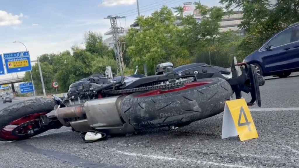 La moto accidentada en la M-11.
