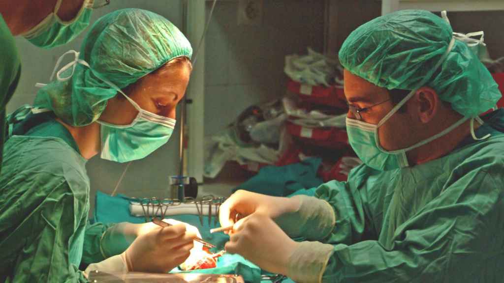 Dos médicos trasplantando un órgano en un hospital de Andalucía.