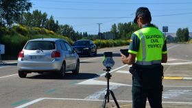 Un guardia civil durante un control de tráfico.