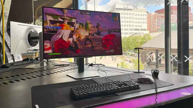 El nuevo  Odyssey OLED G8 es el primer monitor OLED plano para videojuegos de 32 pulgadas.