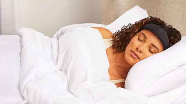 Una persona durmiendo con la diadema de Elemind puesta.