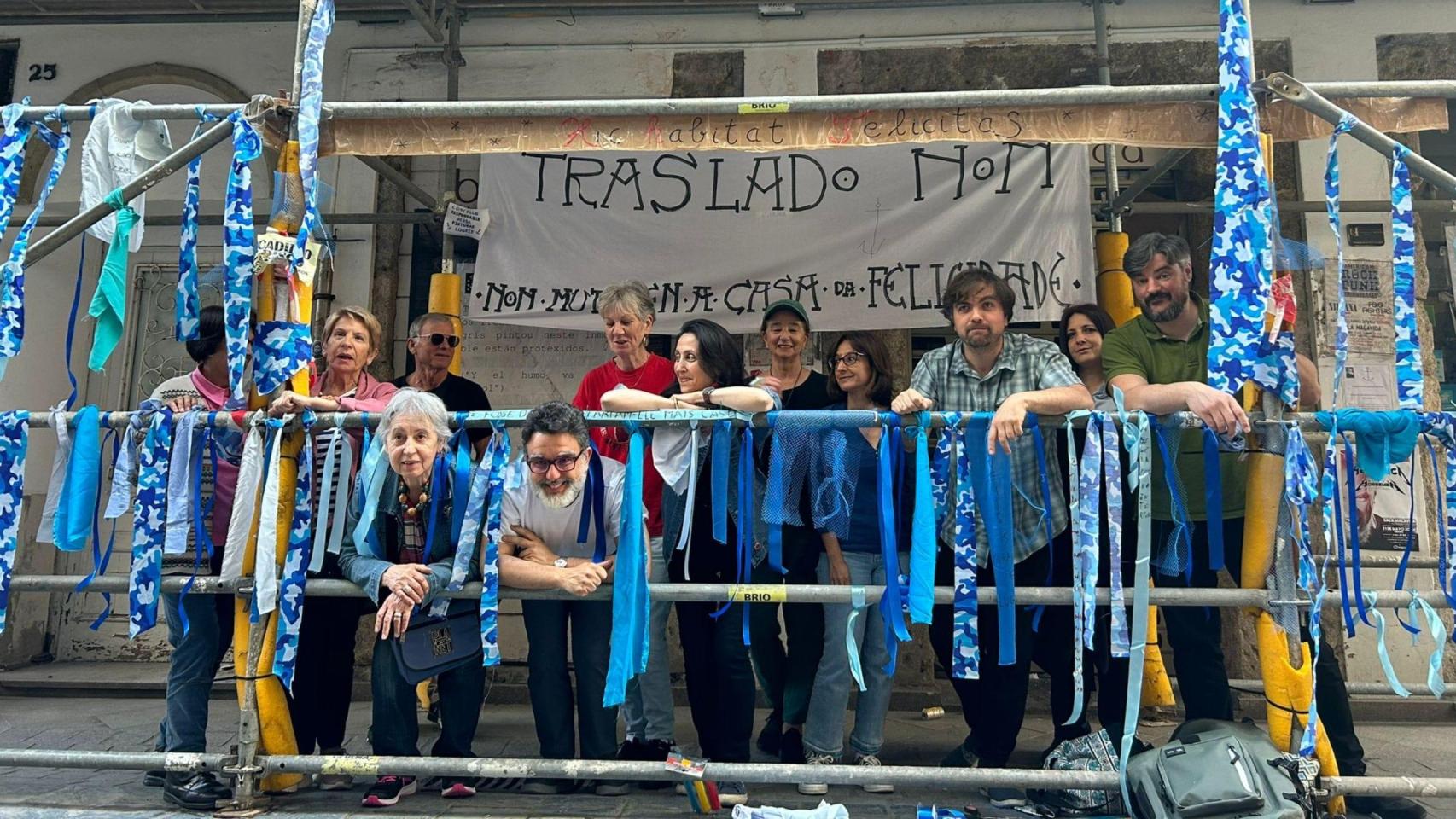 Intervención artística por los murales de Lugrís en A Coruña.