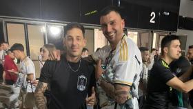 Sergio acompañado del tatuador que le hizo un tatuaje en la pierna durante la entrega de copa del Madrid