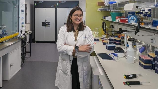 Karina Pombo en su laboratorio en Oxford.