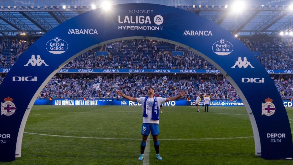 Quintero, celebrando el ascenso en Riazor