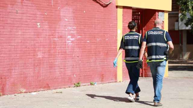 Dos agentes de la Policía Nacional en el lugar de los hechos.