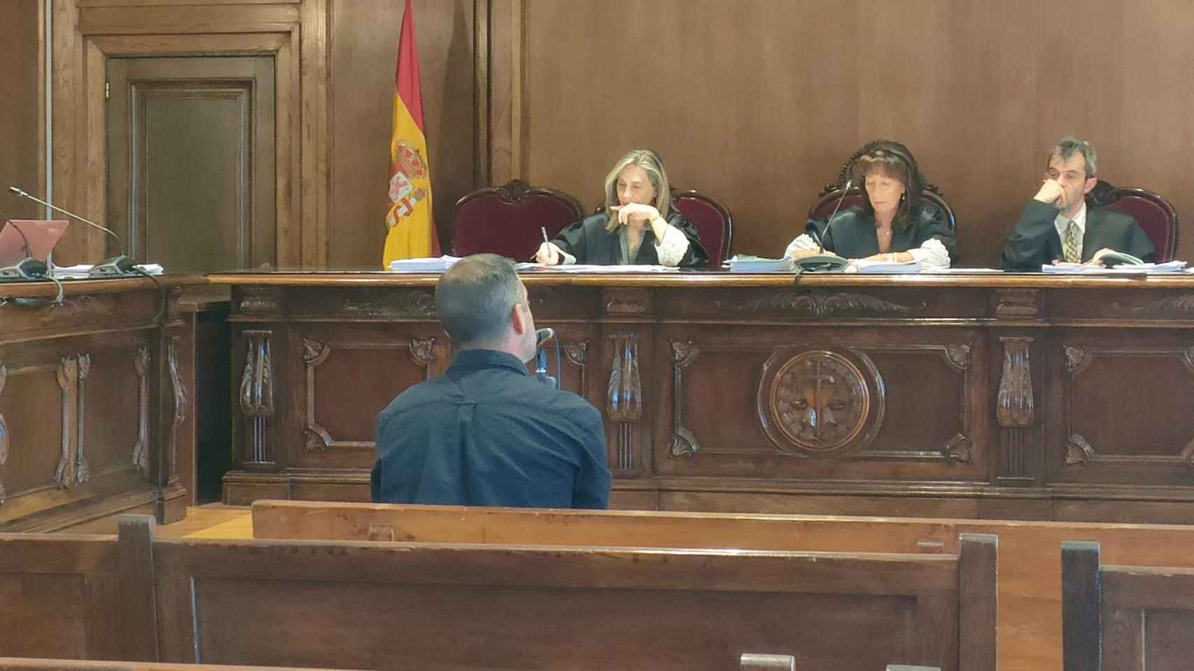 Juicio a un acusado de haber abusado sexualmente de la hija menor de su pareja en Cangas.