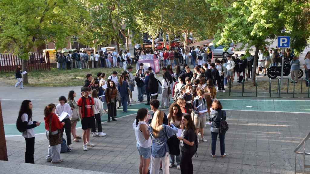 Los alumnos a la espera de afrontar los exámenes de la EBAU