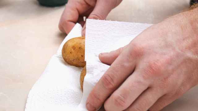 Patatas envueltas en papel de cocina.