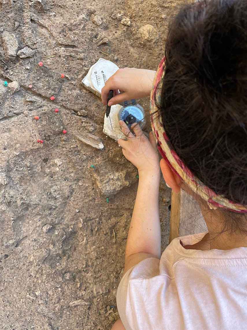 Ángela Herrejón Lagunilla, primera autora del estudio, tomando muestras arqueomagnéticas en El Salt.