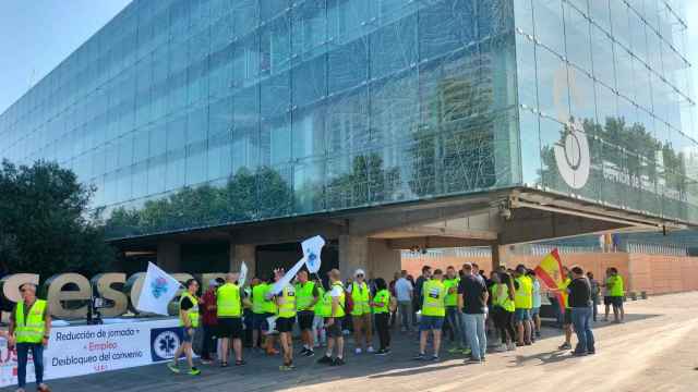 Los trabajadores protestan a las puertas de la sede central del Sescam en Toledo.