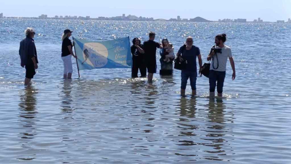 La organización 'Por un Mar Vivo' despliega una pancarta junto a la 'Virgen del agua sucia'.