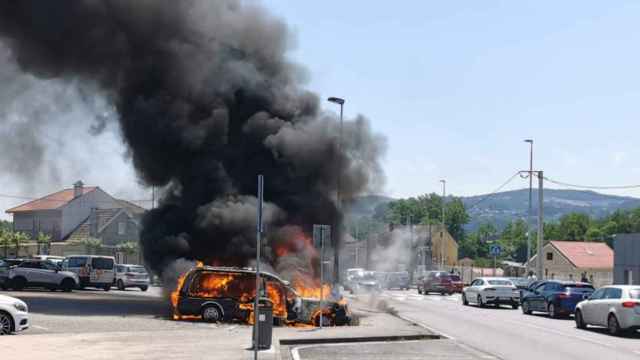 Arde un coche fúnebre que estaba de servicio en Pontevedra.