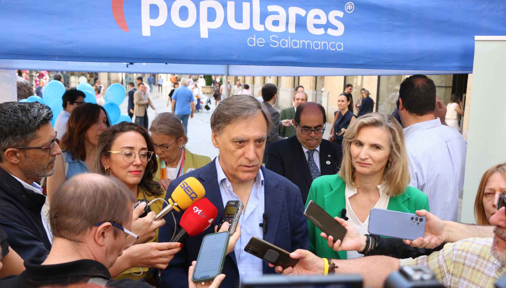 Acto electoral del PP en la plaza del Liceo de Salamanca, con Paloma Martín y María González Corral