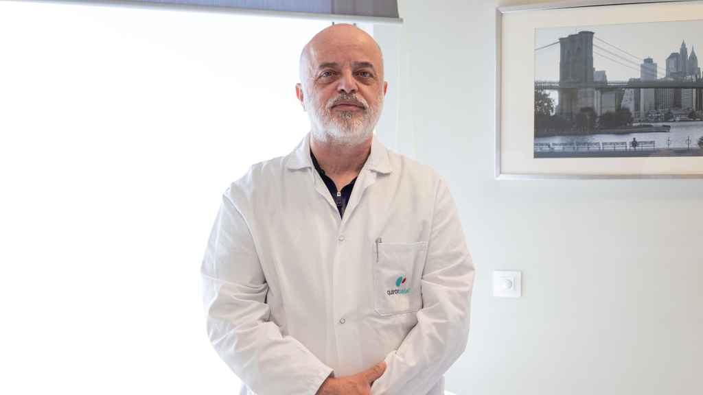 El doctor Aycart del Hospital Quirónsalud Marbella.