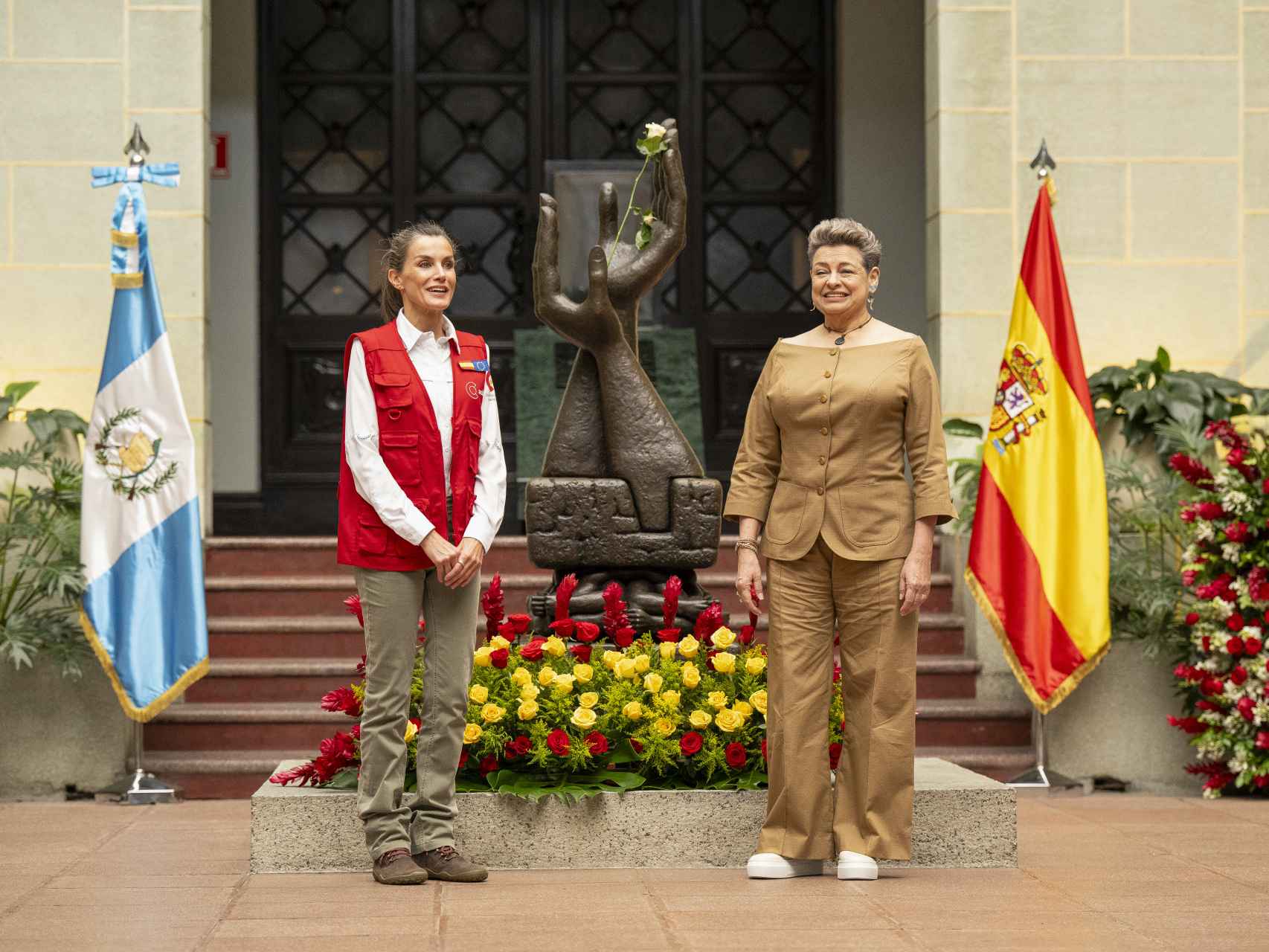 Letizia y Lucrecia Peinado, primera dama de Guatemala, cómplices y en  deportivas en su primer encuentro